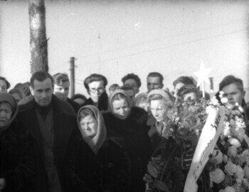 Фотография находится в семейном архиве Т.А.Запрудиной (Колмогоровой). Слева направо: родители З.Колмогоровой - Алексей Иванович и Варвара Васильевна Колмогоровы