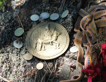 Mir-Susne-Hum (The Man Who Looks at the World) and his braids, ten braids. And 9 coins tied in a scarf.