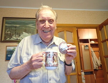 This cup is a gift I brought to Pyotr Bartolomey from Askinadzi.