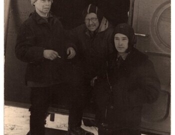 1S-10А Karelin group with a helicopter: E.Serdityh-B.Borisov-N.Nemyko (flight technician). Photo from the camera E.Serdityh; made most likely on Mar 4 when the last students left the search. Karelin archive.