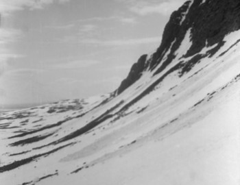 The Chivruay Pass slopes towards the Kitkuay river, traces of avalanches