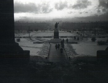 Sverdlovsk. View from UPI to Kirov square and a monument.