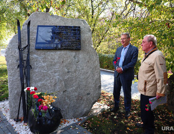 First Vice-Rector of the University Sergey Kortov and tearful Pyotr Bartolomey. Source: Ura News