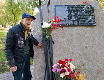 Searcher Valentin Yakimenko is the author of the famous memorial plaque installed on the pass. A similar copy is installed in UPI. Source: Komsomolskaya Pravda photo Natalya Varsegova