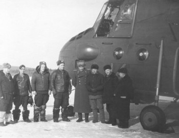 Ivdel airport. In the center helicopter commander Protyazhenko and Colonel G. Ortyukov, on the far-right criminalist Lev Ivanov, next to him radio operator Egor Nevolin