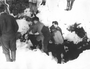 Excavating the body of Aleksander Kolevatov, 6 May 1959