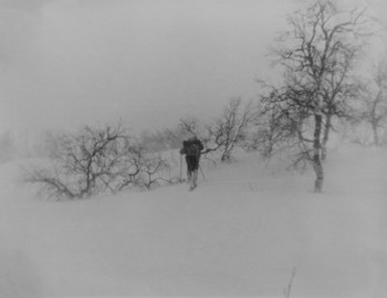After lunch, the group heads to the pass. Bad weather, strong wind, blizzard, visibility is limited. In the photo, most likely is Zina Kolmogorova.