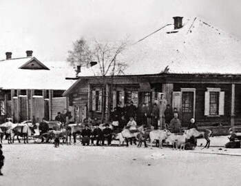 Old Nikito-Ivdel circa early 1930s. These houses once stood near the bridge, opposite today's Magnit store and restaurant "Cedar". Photo from the Ivdel   Ethnographic Museum.