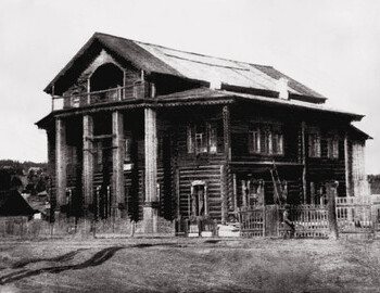 1947 - The house on Oktyabrskaya Naberezhnaya, which belonged to the Rogalev merchants before the revolution. Photo by Zagaynov