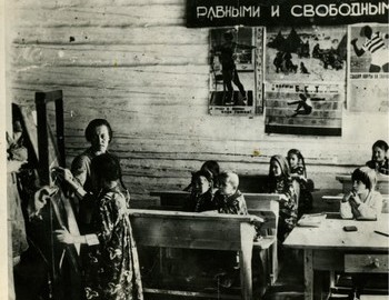 Mansi primary school in Toshem-pavil. 1935-1936 Children of Mansi and Zyryan. Apparently one pupil is Russian. The teacher is Shurygina Praskovya Grigoryevna.