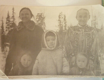 Darya Bahtiyarova with her daughter Tatyana and Liza Bahtiyarova with her son Prokopiy and daughter Tamara. Khovr-yankylm-paul
