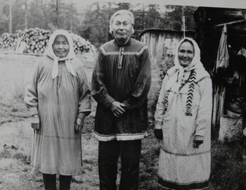 Nikolay Vasilyevich Anyamov with his wife Aleksandra Vasilyevna (right) and sister Praskovya Vasilyevna (left)