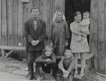 Nikolay Vasilievich with Alexandra Vasilyevna with children Savva and Timofey. Polina, daughter of Martha Vasilyevna with her daughter