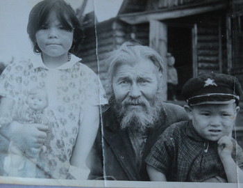 Ilya Vasilyevich Anyamov with daughter Olga and son, Nyaksimvol