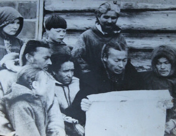 Suevat-paul. Nikolay Vasilyevich Anyamov reading the newspaper.