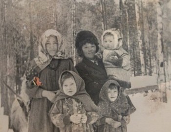 Suevat-paul. Nina Ilinichna Kurikova (Bakhtiyarova) with children