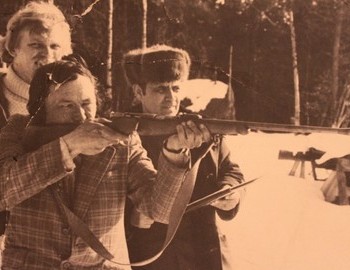 Suevat-paul. Semyon Nikolaevich Sambindalov shooting, next to him hunting specialist Sergey Shevelev and Parshakov on the back