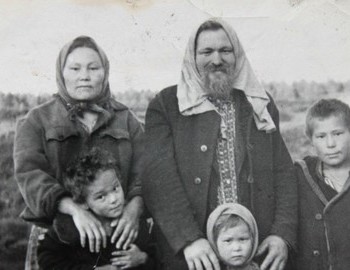 Ivan Ilyich Kurikov, Maria Ivanovna with children: Jacob, Anisya, Fedor. In Garevka.