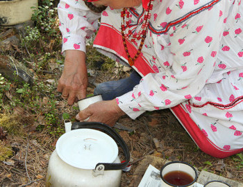 32. Aleksandra Vasilyevna washes a mug that was on the grave to pour tea and put next to the window.