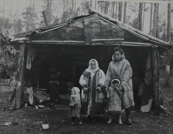 Yurt on Oscha-lap-paul. Miron Bahtiyarov with his family.