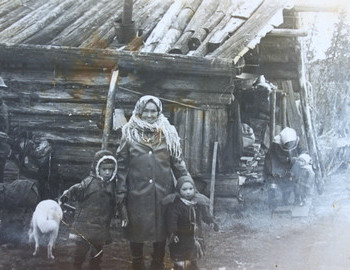 Varvara Kuzmovna Bahtiyarova with grandchildren Prokopiy and Tatyana. Elizabeth with her daughter Tamara.