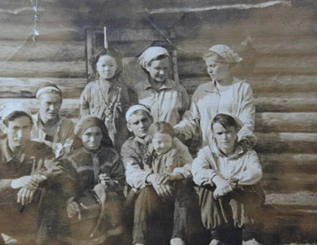 Bahtiyarovs yurt, hikers, two Mansi women with a kid, Jul 12, 1959.