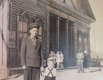 1960, Cheglakov with his son Vladimir in front of the Vizhay club