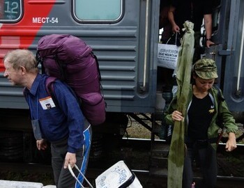 Yuri Kuntsevich getting off the train in Ivdel. Photo by Andrey Guselnikov