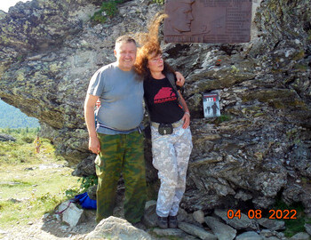 Mikhail Neprikayanny (Shamil) with co-author Teodora Hadjiyska of "1079" at the Dyatlov monument rock 