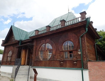 Historic wooden building located at Proletarskaya Street 10 in Yekaterinburg, Russia.
