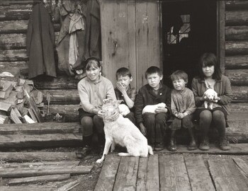 Children of Treskolye. 1971. Photo from the archive of the Toponymic Expedition of A.K. Matveev.