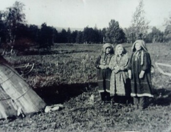 Mansi women at a birch bark tent in the mountains. From the archive of P.T. Bahtiyarov.
