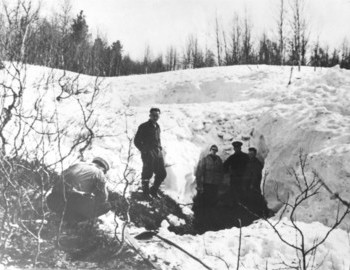 Yuri Delevich in the center, Dyatlov Pass ravine, den - photo archive Tolya Mohov