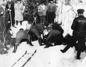 Removing the body of Semyon Zolotaryov - photo archive Tolya Mohov