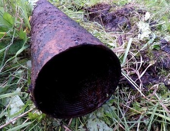 The pipe has a thread. This is a core pipe for drilling. Searche​rs used it ​as a chimney​ We came to such conclusions​.