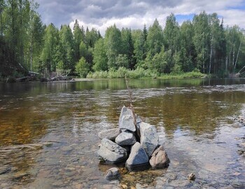 A mark left by the GAZ-66 driver, Dmitriy Pushin, where to cross Ushma, photo by Ira Tolmatskaya