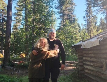 Teddy and Artyom, izba v kedrovnike, photo by Ira Tolmatskaya