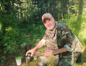 Vlad Gusev making coffee, izba "Kedrovnik", photo by Ira Tolmatskaya