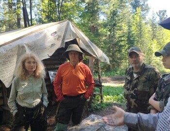 Izba v kedrovnike, photo by Ira Tolmatskaya
