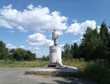 Rare statue of Lenin wearing a hat, photo by Artyom Taranov