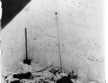 7. For scale 2m probe with which we probed the area (by the way, a fairly large territory). Above it there is still a good meter of snow. There is still at least a meter of snow under it, otherwise we would have fallen through.
