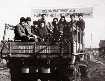 Second from the left is Temnikov, in 1959 radio operator, head of the communications service of the Northern Geological Expedition.