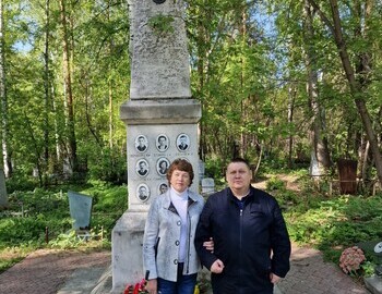 Irina Rashevskaya, the younger sister of Yuri Doroshenko, and Oleg Rybakov at Mikhaylovskoye cemetery