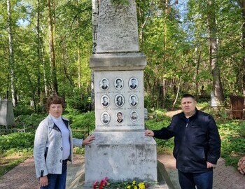 Irina Rashevskaya, the younger sister of Yuri Doroshenko, and Oleg Rybakov at Mikhaylovskoye cemetery