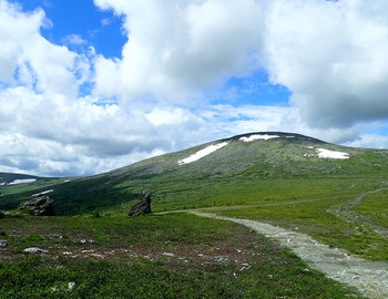 The Outlier with the famous memorial plaque and Kholat Syakhl (1079)