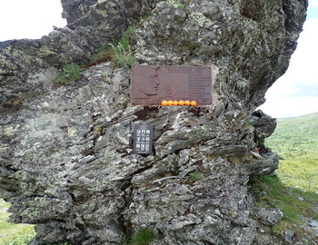 8 July, 2025 - Each  member of the expedition brings his own tangerine to the The Memorial (aka Boot Rock)