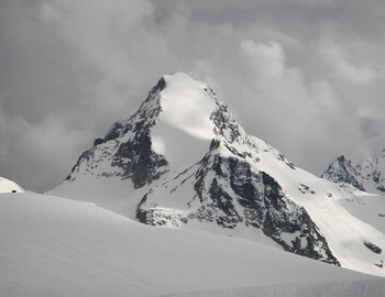 In April, 10 alpinists, including a guide with years of experience set out on the Haute Route hiking trail, which follows spectacular peaks in the Alps between Chamonix in France and Zermatt in Switzerland. 