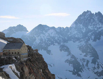 The next morning, on Monday, April 30, the group could be seen on the mountainside from the Cabane des Vignettes hut. Rescuers found 14 people suffering from severe hypothermia on the ridge. Seven of them died. 
