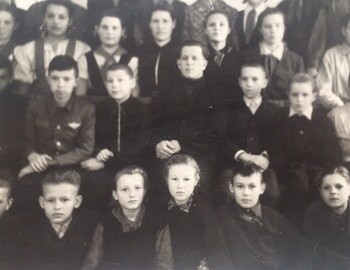 1951, 6th grade. 1st row, second from the right, Yuri Doroshenko. In the center is V.A. Korobeynikov, a geography teacher.