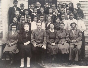 1952 (August 19). 7th grade, 1st row: ..., A.A. Spivak, F.I. Konev, Z.I. Kanatieva, A.M. Dorohina, V.A. Korobeynikov. In the 2nd row, fifth from the left, Yuri Doroshenko